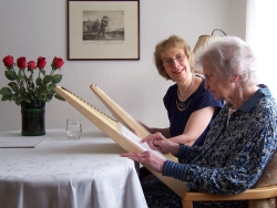 Frau Dr. Hoedt-Schmidt (links) bei einer Unterrichtsstunde